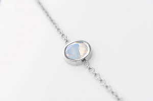 FriendsDesign - Inge's Bracelet - Opal White - Deze armband is in lengte verstelbaar van 16cm tot 19cm - Onze sieraden zijn gemaakt van stainless steel met Swarovski elementen en zijn hypoallergeen