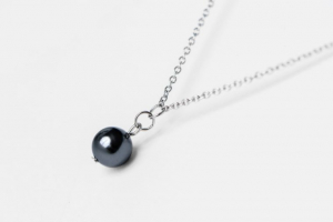 FriendsDesign - Jose's Necklace - Antracite Grey - Deze ketting is in lengte verstelbaar van 40cm tot 45cm - Onze sieraden zijn gemaakt van stainless steel en zijn hypoallergeen