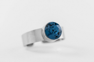 FriendsDesign - Jose's Ring - Indigo - Deze ring is in grootte verstelbaar - Onze sieraden zijn gemaakt van stainless steel met Swarovski elementen en zijn hypoallergeen