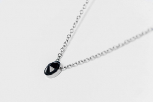 FriendsDesign - Inge's Necklace - Black - Deze ketting is in lengte verstelbaar van 40cm tot 45cm - Onze sieraden zijn gemaakt van stainless steel met Swarovski elementen en zijn hypoallergeen