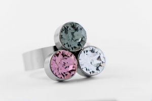 FriendsDesign - Suzanne's ring - Pink mix - Onze sieraden zijn gemaakt van stainless steel met Swarovski elementen. Deze ring is in grote verstelbaar en hypoallergeen