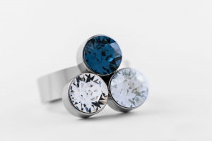 FriendsDesign - Suzanne's ring - Indigo mix - Onze sieraden zijn gemaakt van stainless steel met Swarovski elementen. Deze ring is in grote verstelbaar en hypoallergeen