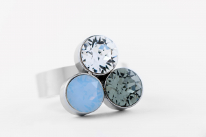 FriendsDesign - Suzanne's ring - Sky Blue mix - Onze sieraden zijn gemaakt van stainless steel met Swarovski elementen. Deze ring is in grote verstelbaar en hypoallergeen