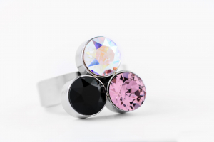 FriendsDesign - Suzanne's ring - Black mix - Onze sieraden zijn gemaakt van stainless steel met Swarovski elementen. Deze ring is in grote verstelbaar en hypoallergeen