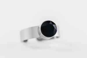 FriendsDesign - Inge's Ring - Black - Deze ring is in grootte verstelbaar - Onze sieraden zijn gemaakt van stainless steel met Swarovski elementen en zijn hypoallergeen