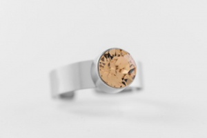 FriendsDesign - Inge's Ring - Topaas - Deze ring is in grootte verstelbaar - Onze sieraden zijn gemaakt van stainless steel met Swarovski elementen en zijn hypoallergeen