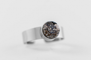 FriendsDesign - Tanja's Ring - Clear Black - Deze ring is in grootte verstelbaar - Onze sieraden zijn gemaakt van stainless steel met Swarovski elementen en zijn hypoallergeen