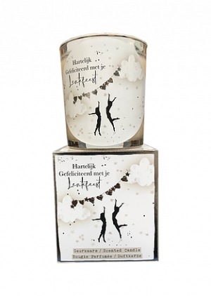 Giftbox - Lentefeest - tekst glas: HG met je lentefeest - Jar Candle - Vanilla - Een heerlijke zachte vanille geur - Brandtijd: +/- 45 uur Formaat kaars : 72x80 mm - Formaat box: 80x90mm