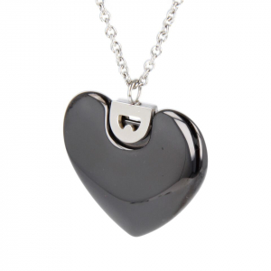 My Bendel - Godina - Elegante zilverkleurige ketting van edelstaal met een zwart keramisch hart.Verstelbaar van 750mm tot 800mm. Blijft mooi, verkleurt niet en hypoallergeen.