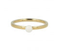 My Bendel - Godina - Goudkleurige edelstalen ring met witte keramieke bol. 1,5mm ring met 4mm bol. Blijft mooi, verkleurt niet en hypoallergeen. Maat 16