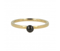 My Bendel - Godina - Goudkleurige edelstalen ring met zwarte keramieke bol. 1,5mm ring met 4mm bol. Blijft mooi, verkleurt niet en hypoallergeen. Maat 17