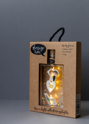 Message Lights - Bruiloft / Wedding - Leuk (pet) flesje met 6 ledlampjes, 3 vilten figuurtjes en gouden sterretjes - in leuke verpakking - kan als brievenbuspost verstuurd worden -