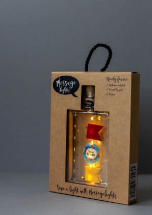 Message Lights - Verjaardag / Birthday - Leuk (pet) flesje met 6 ledlampjes, 3 vilten figuurtjes en gouden sterretjes - in leuke verpakking - kan als brievenbuspost verstuurd worden -